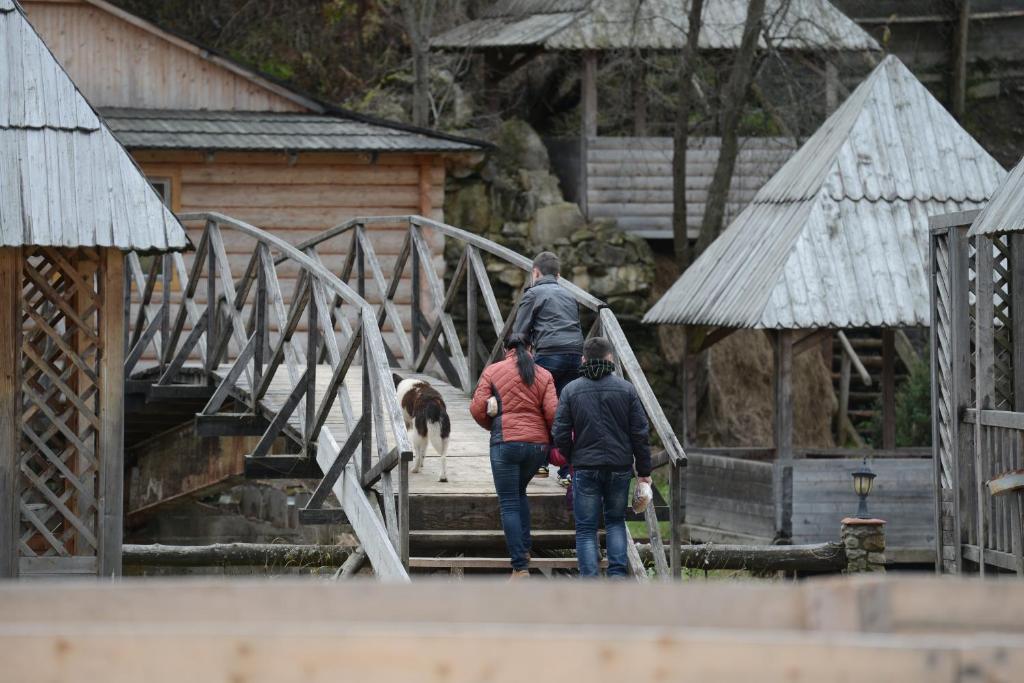 Ялинка Готель Vyshkiv Luaran gambar